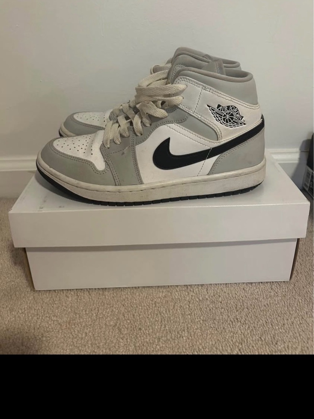 Air Jordan 1 Mid Grey Fog/Black White Size 7
No stains just need to be cleaned - Picture 2 of 5
